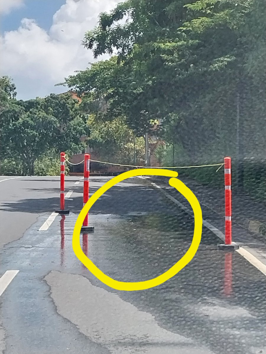 tamen1311's tweet photo. @HidroCapital2 @AlcaldiaBaruta Favor atender la fuga de aguas blancas frente a Resd El Álamo, calle T, Colinas de Valle Arriba, Mpio. Baruta. La fuga está ocasionando rotura del pavimento.  En este sitio están las llaves donde se alimenta la red desde el tanque de La Alameda. https://t.co/PFHt4ZRBTv