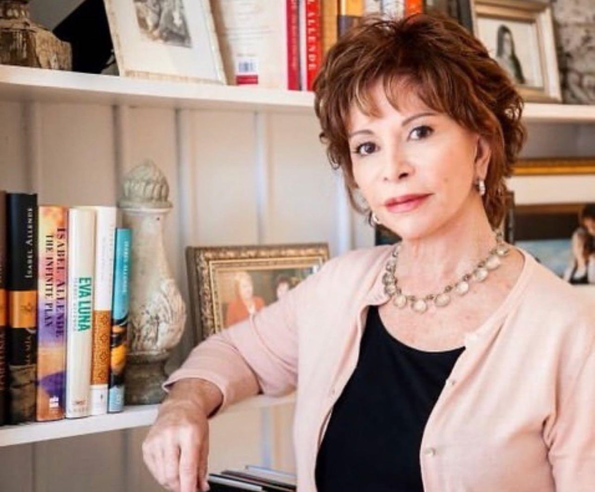 «Nadie sabe para quién escribe. Cada libro es un mensaje lanzado en una botella al mar con la esperanza de que llegue a otra orilla».

#IsabelAllende ✍️
A 81 años de su nacimiento 💐
Escritora y periodista chilena, considerada la escritora viva más leída en lengua española.