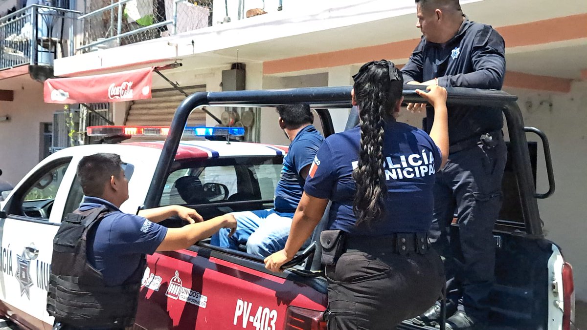 reportediariopv's tweet photo. Sujeto retenido por intento de abuso sexual en Palmar de Progreso.

-Vecinos enfurecidos casi linchan al agresor antes de la intervención policial.

Leer nota: https://t.co/fYixmRUbjt.
Redacción: Alejandra Herrera 
#Reporte #PuertoVallarta #Hoy #Palmardelprogreso #Intentodeabuso https://t.co/1w3P6tlwhq
