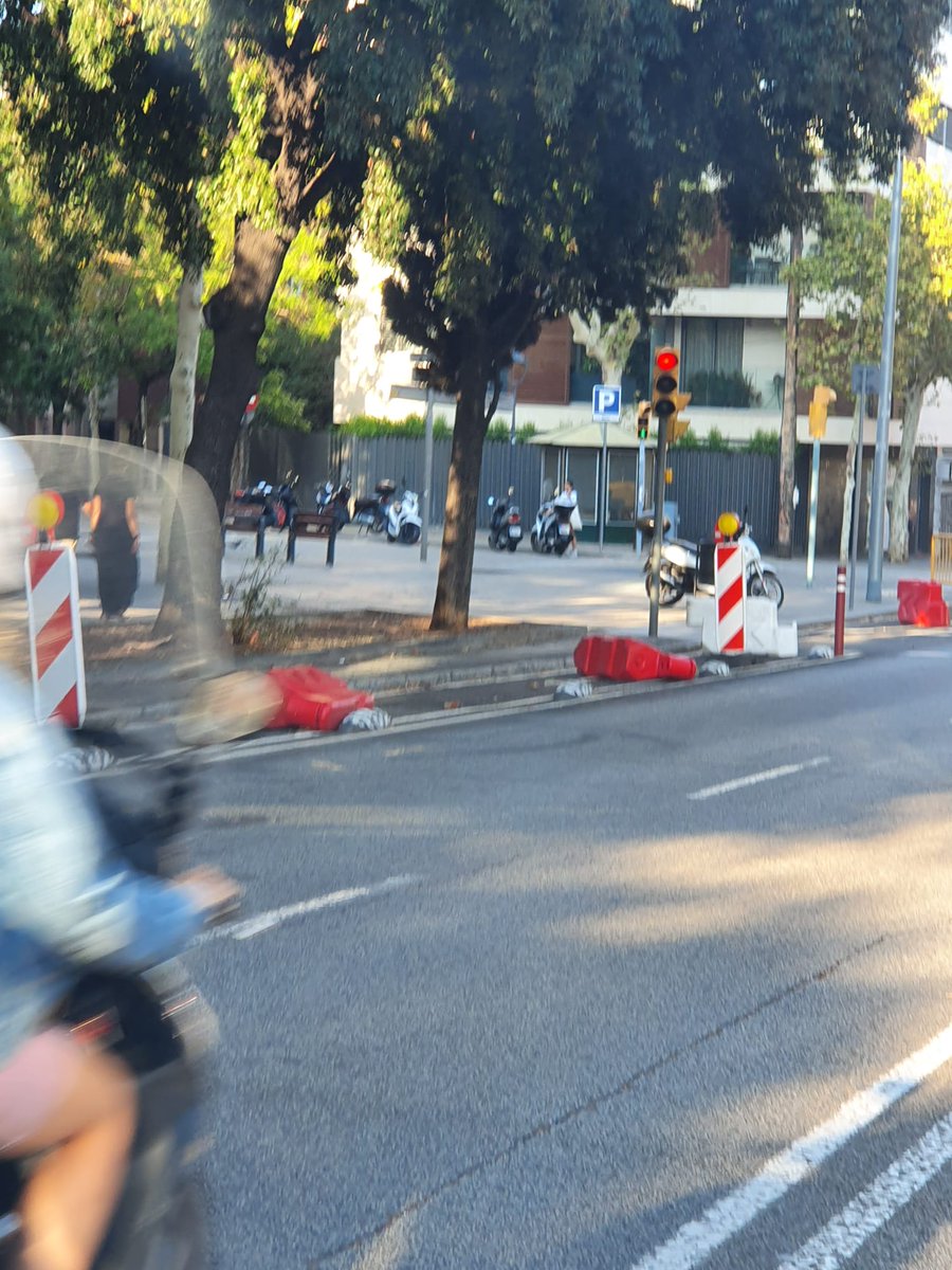 AugustaBici's tweet photo. Imatges que ens entristeix veure. El carril acabat i pendent d'obrir. @bcn_ajuntament no compleix els terminis, ja que estava previst d'obrir a 31 de juliol. https://t.co/kn8377Eqyc