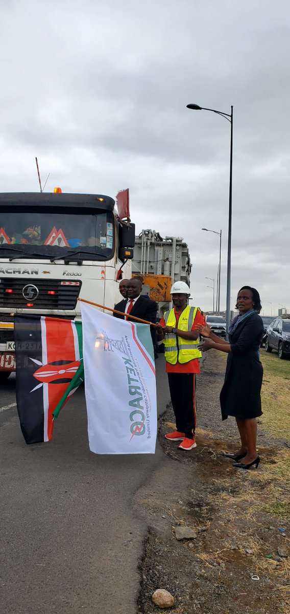 KETRACO1's tweet photo. KETRACO MD @MativoMJohn flagging off the 220/132kV 90MVA transformer. The 70 tonnes transformer is headed to Kitale SS. Also present were GMs Reginah Kemboi and Dr. Njogu Kimando, and Manager, Dr. Joshua Amwayi.
#GoingToKitale https://t.co/BvHD9GrGxC