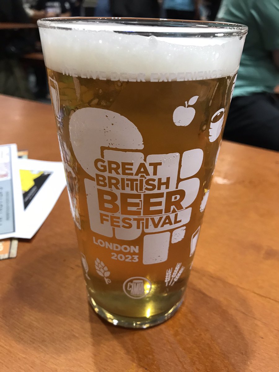 Due to my local supplier giving up stocking @ossettbrewery #whiteRat, I've been forced to break a beer festival rule and go for a pint