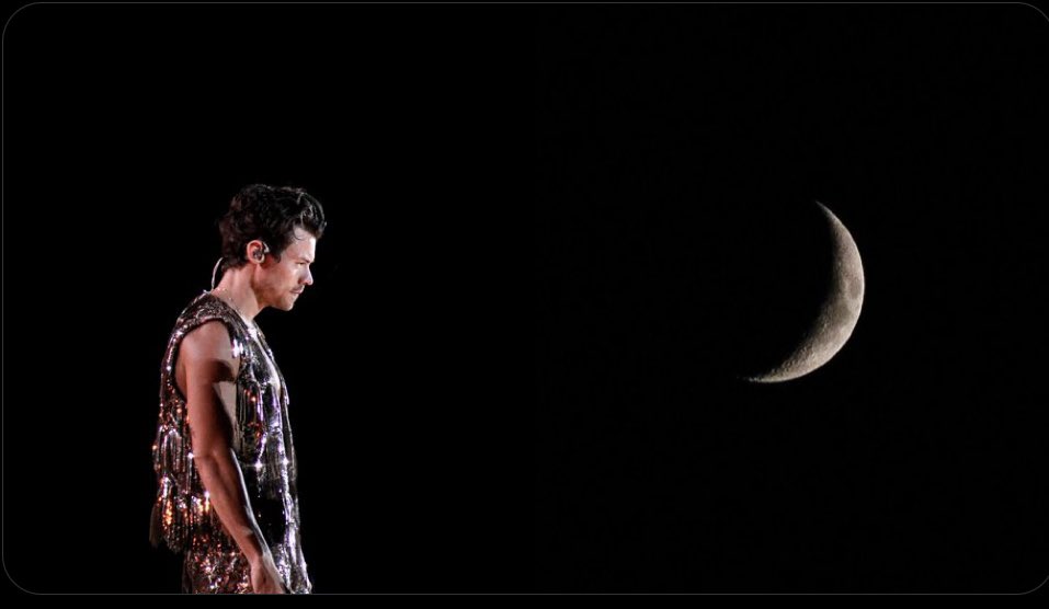 tpwkxlau_'s tweet photo. ti dedico la luna perché è l’unica cosa che anche se distanti vediamo entrambi🌙 https://t.co/DudXdaM1KJ