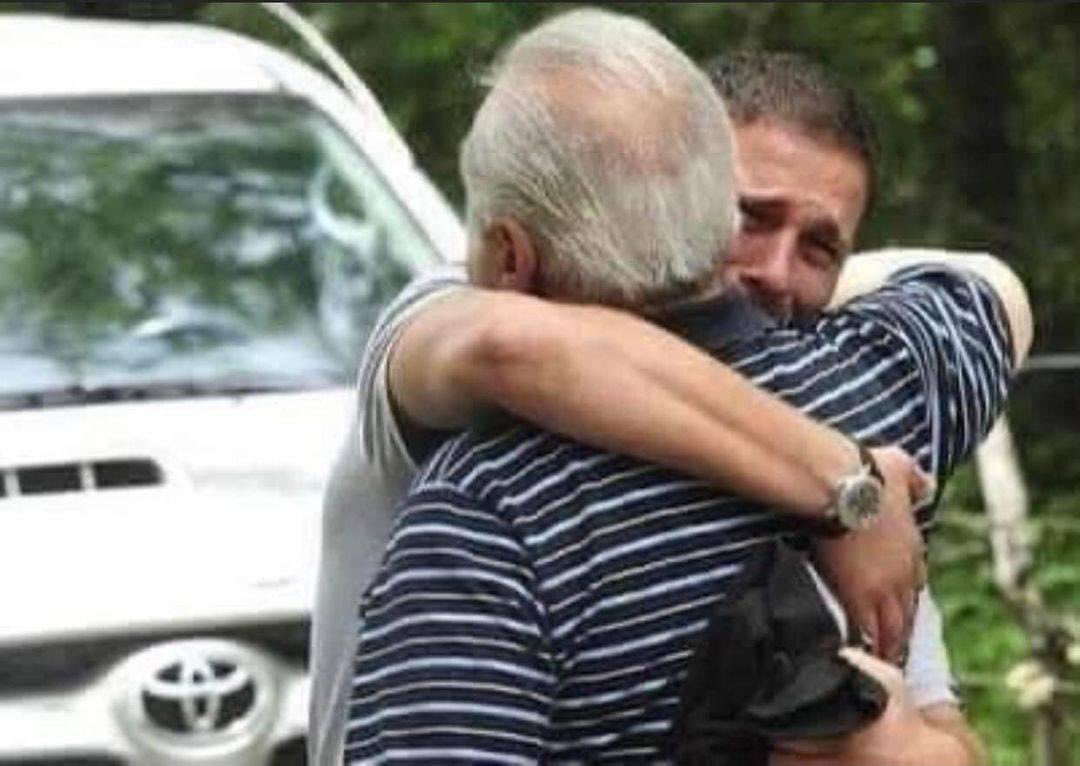 Oscar Jose Ferreira🇩🇴🇸🇻 🇺🇸 (@joseferreiraj94) on Twitter photo Un hijo llevó a su padre a un restaurante para disfrutar de una deliciosa cena. Su padre es bastante mayor y por lo tanto, un poco débil también. Mientras comía, ocasionalmente le caía comida sobre la camisa y los pantalones. Los otros invitados observaron al anciano con el Un hijo llevó a su padre a un restaurante para disfrutar de una deliciosa cena. Su padre es bastante mayor y por lo tanto, un poco débil también. Mientras comía, ocasionalmente le caía comida sobre la camisa y los pantalones. Los otros invitados observaron al anciano con el