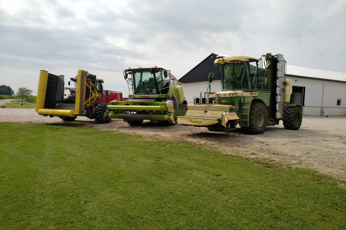 It is not all new but we love our selfpropelled machines, 450 acres of haylage in 1 day