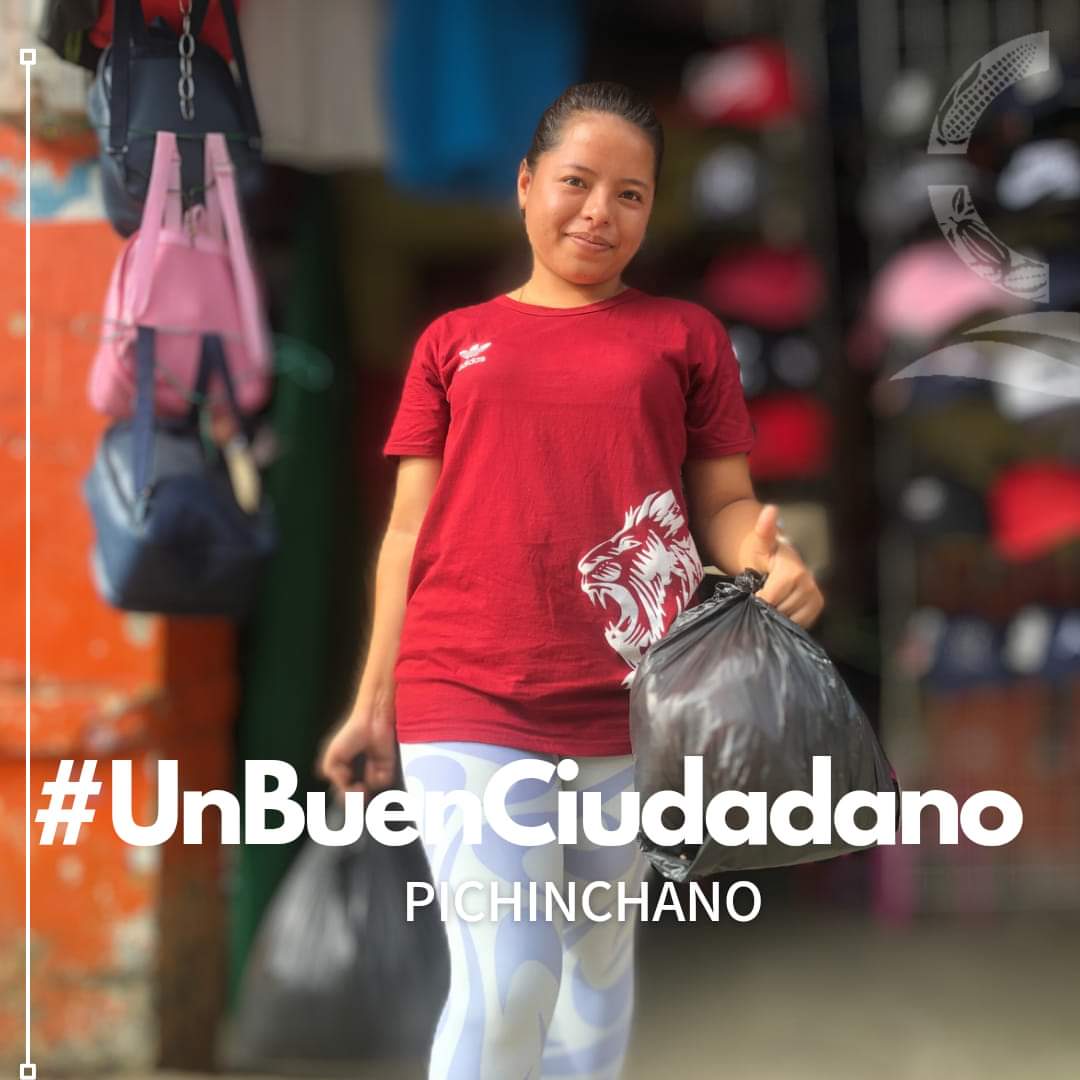 GADPichincha's tweet photo. #UnBuenCiudadano     #reciclar 

Aracely Zambrano, espera que el vehículo recolector, pase en los horarios establecidos para sacar la basura a tiempo.

#PichinchaSomosTodos 
#AlcaldíaCiudadana https://t.co/F3QDjUr5VZ
