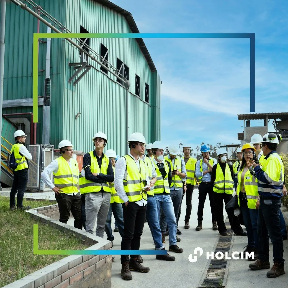 HOLCIMColombia1's tweet image. Estudiantes de la @HSGStGallen de Suiza y de la @uniandes, visitaron nuestra #PlantaCementoNobsa (Boyacá) y #PlantaConcretoPuenteAranda (Bogotá), para conocer los procesos de producción, empaque y despacho. 
#ConstruyendoProgreso #ConstruyendoTalento
