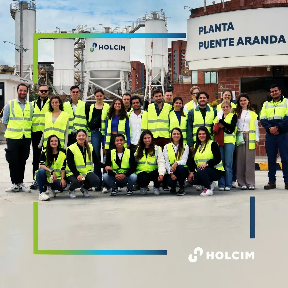 HOLCIMColombia1's tweet image. Estudiantes de la @HSGStGallen de Suiza y de la @uniandes, visitaron nuestra #PlantaCementoNobsa (Boyacá) y #PlantaConcretoPuenteAranda (Bogotá), para conocer los procesos de producción, empaque y despacho. 
#ConstruyendoProgreso #ConstruyendoTalento