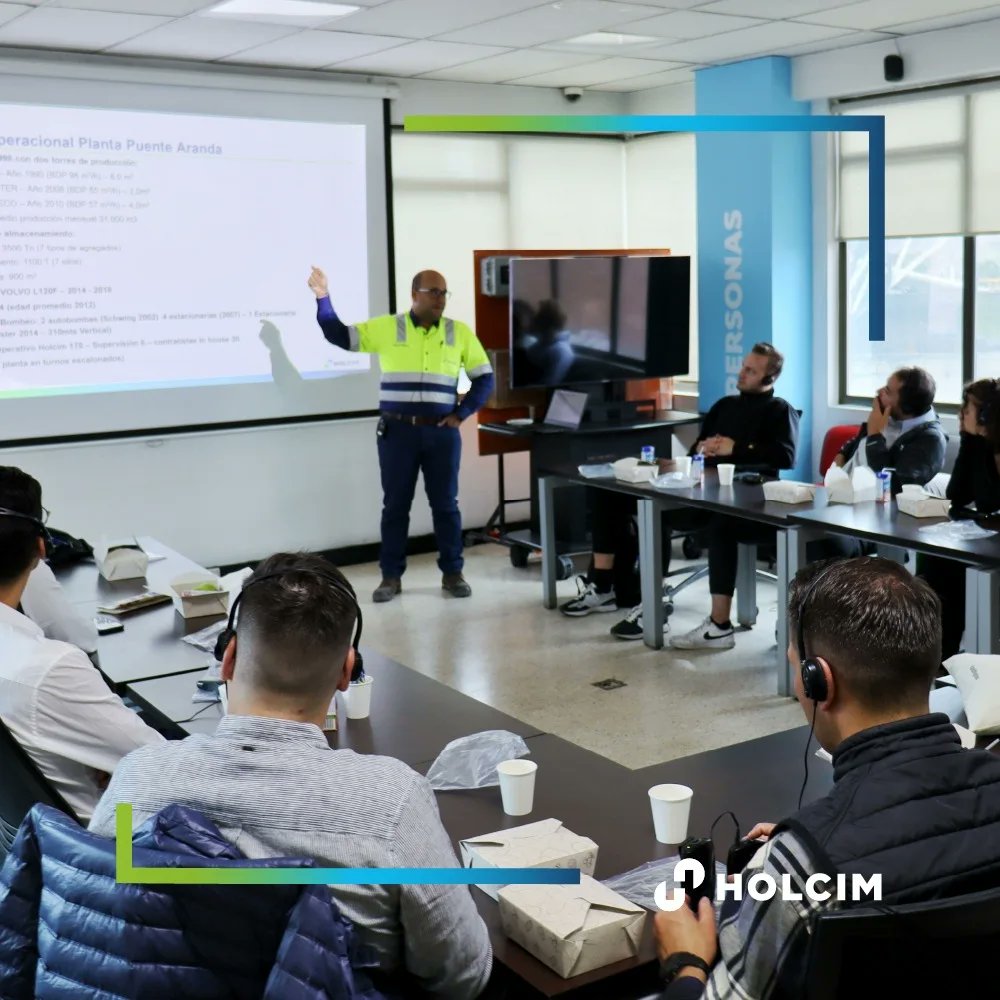 HOLCIMColombia1's tweet image. Estudiantes de la @HSGStGallen de Suiza y de la @uniandes, visitaron nuestra #PlantaCementoNobsa (Boyacá) y #PlantaConcretoPuenteAranda (Bogotá), para conocer los procesos de producción, empaque y despacho. 
#ConstruyendoProgreso #ConstruyendoTalento