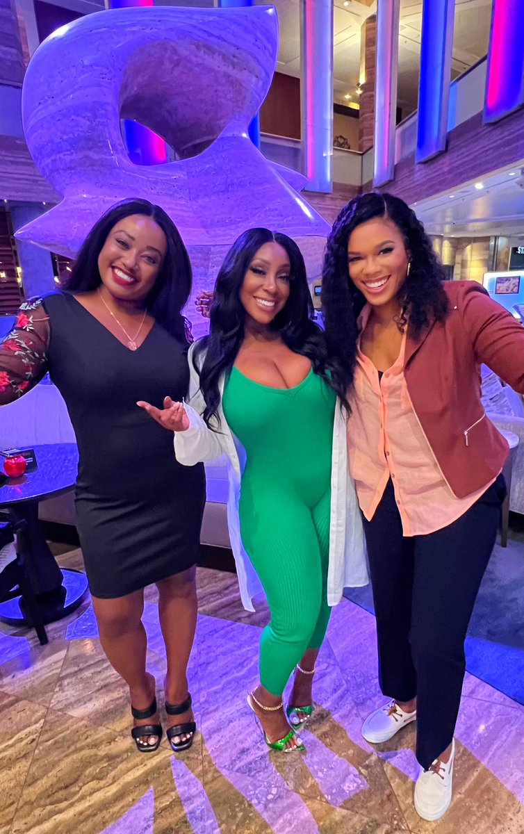 finantranslator's tweet photo. When you smile just because the company is amazing! #WomenEmpowerment #WomenInBusiness #women #BlackWomen #blackwomeninbusiness https://t.co/Mb6ndB3RmB