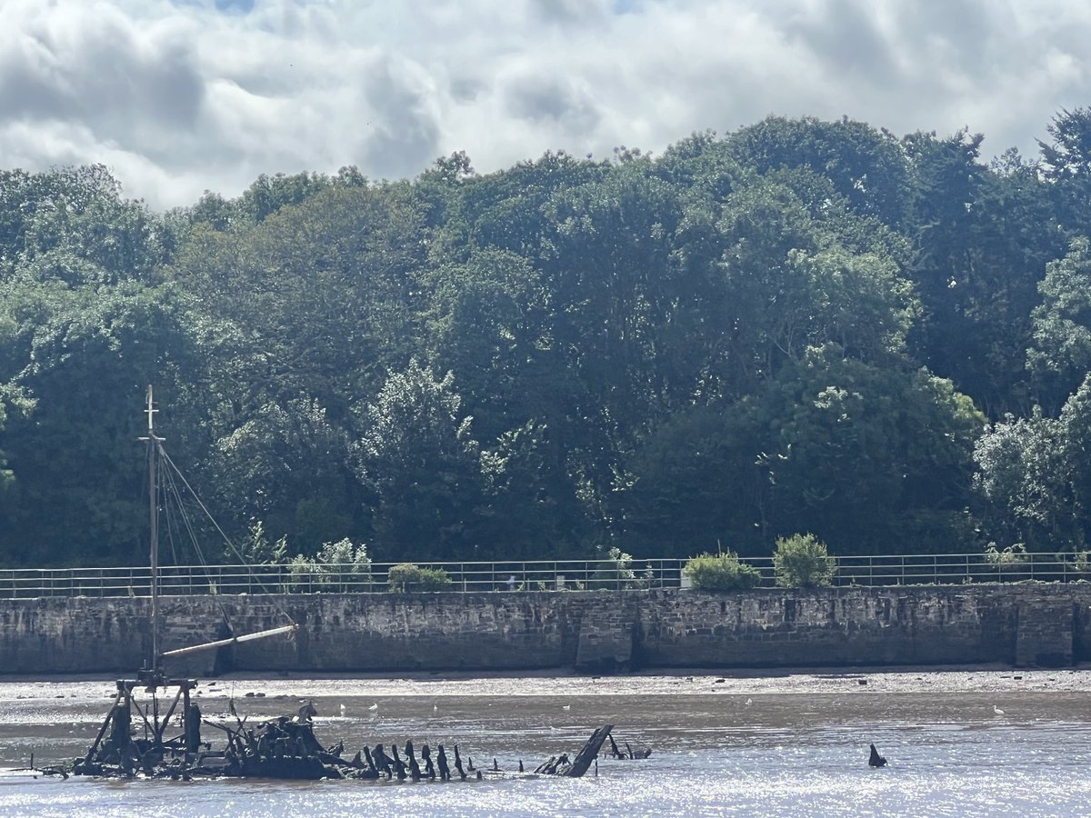 JosieAllan4's tweet photo. Spectacular Jurassic Coast. Yes, that’s a shipwreck!
#MagicHistory #MagicCoast #shipwreck #Jurassic #coast https://t.co/Jf7LMqRfi0