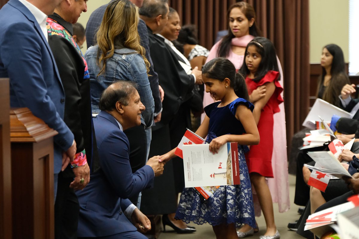 CitImmCanFR's tweet photo. Félicitations aux 93 personnes qui sont devenues citoyens canadiens lors d’une cérémonie de citoyenneté à Mississauga ainsi qu'à l'honorable Marc Miller pour sa première cérémonie en tant que ministre de l'Immigration, des Réfugiés et de la Citoyenneté ! #MaCitoyenneté https://t.co/wSrgE6izOo