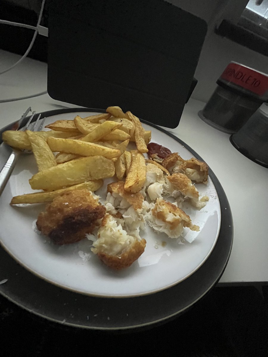 BlokeOnWheels's tweet photo. Tonight’s tea featuring #ProperChips https://t.co/3VJMcomuyB