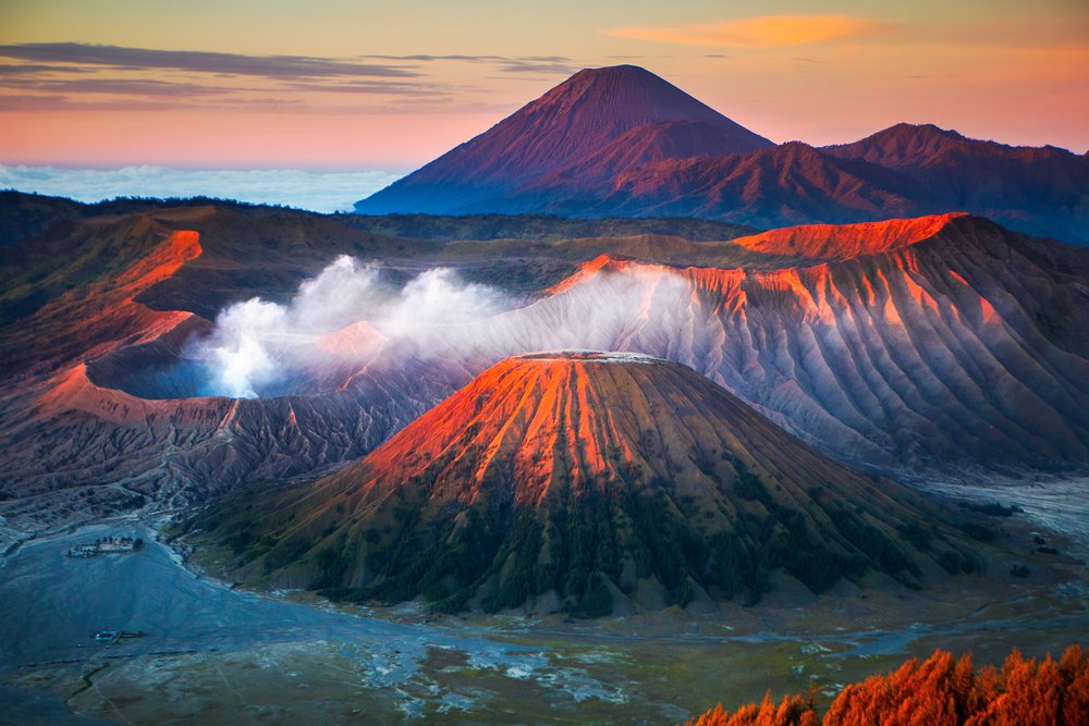 Let's explore the world together without traveling: Mount Bromo, an active volcano and part of the Tengger massif in East Java, #Indonesia #exploreEarth #sustainableLiving #environmentallyFriendly #NaturePhotograhpy #naturelover #naturelovers