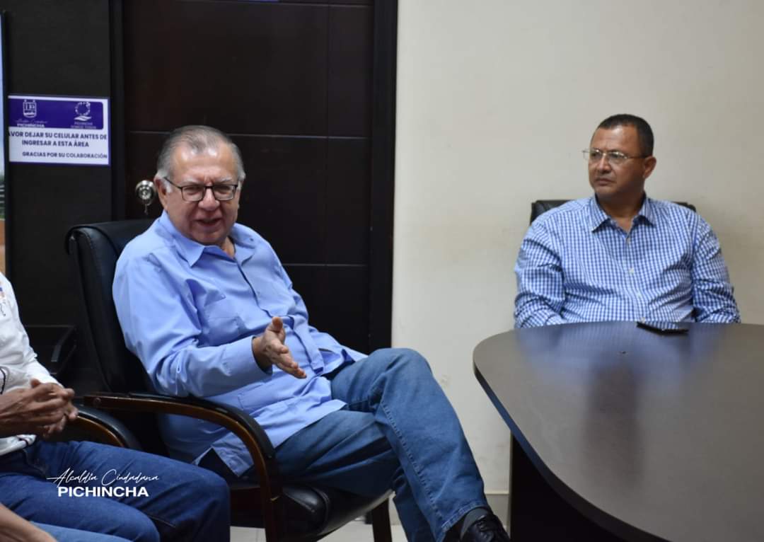 GADPichincha's tweet photo. #IMPORTANTE 
#UTM 
El Alcalde Leodan Intriago , se reunió con el Dr. Vicente Veliz, director de vinculación de la Universidad Técnica de Manabí , para canalizar el convenio de cooperación institucional que la municipalidad mantiene con la UTM. https://t.co/TyIN0WEW9z