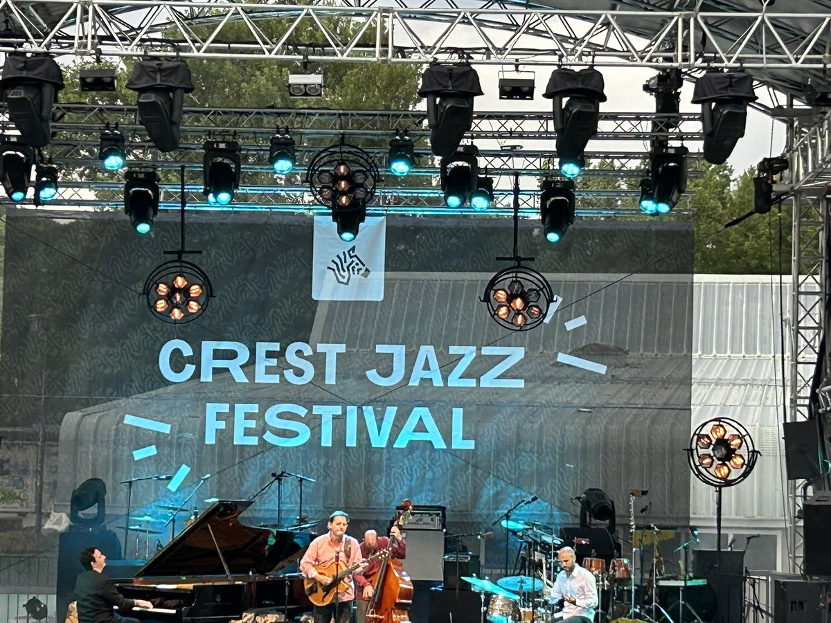 OPonsoye's tweet image. De la vigueur de la culture dans les territoires. Soirée de la #spedidam au #crestjazzfestival #hugolipi #nirinarakotomavo #sixun @VilledeCrest un rendez-vous annuel à Crest toujours aussi pointu et ouvert aux publics #thomasdepourquery #jazz #festival #culture