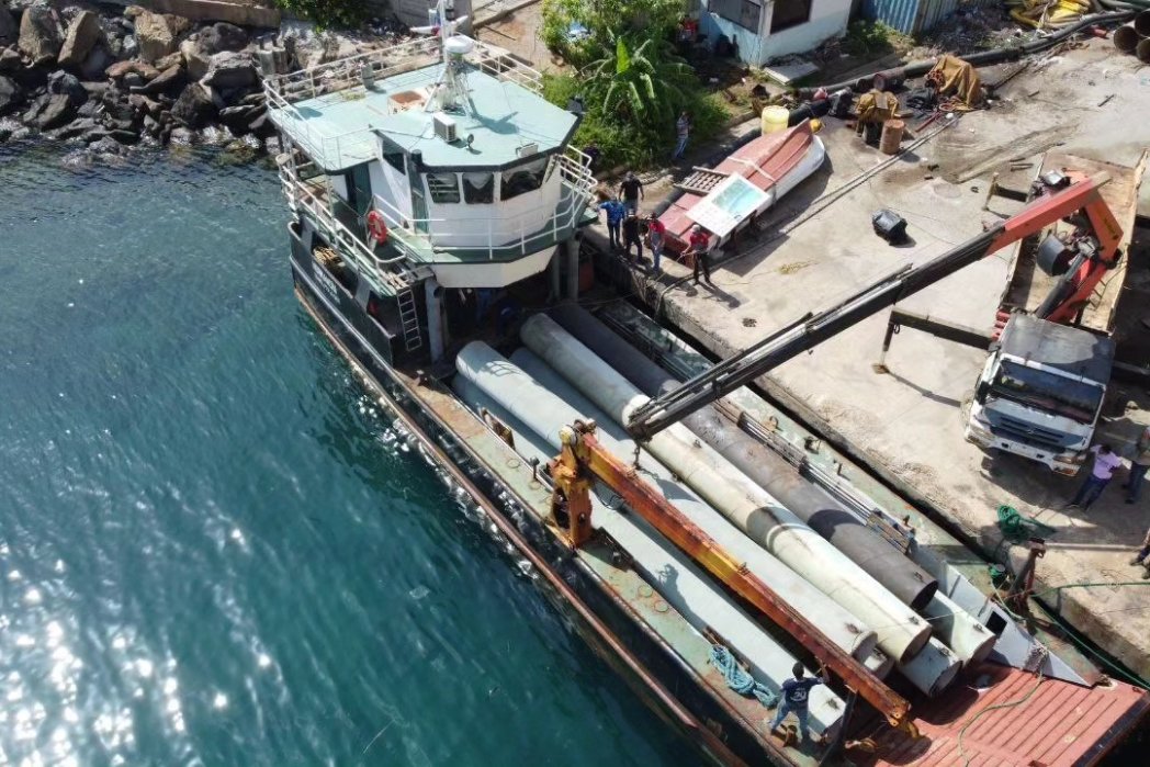 harolclemente's tweet photo. Desde la parroquia Catia La Mar del estado La Guaira, iniciamos el embarque y traslado, vía marítima de 144 metros de tuberías de 36", hasta Chichiriviche, para dar continuidad a las labores de reparación de la aducción principal Maya-Picure.

#GoogleCensuraAlPueblo https://t.co/PgpRms0OR1