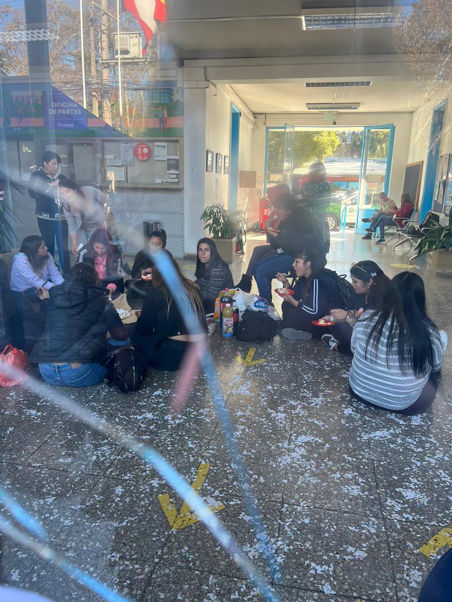 mariseka's tweet photo. Lamentamos y condenamos lo que está ocurriendo en la Comuna de #SanBernardo que solo obedece a la desesperación de los profesores, que no son escuchados por el alcalde @profesor_white quien fue elegido democráticamente para administrar la comuna.
Necesitamos que el alcalde se haga cargo y los escuche, y así evite cualquier acto de violencia. FUERZA a los Asistentes y profesores!!