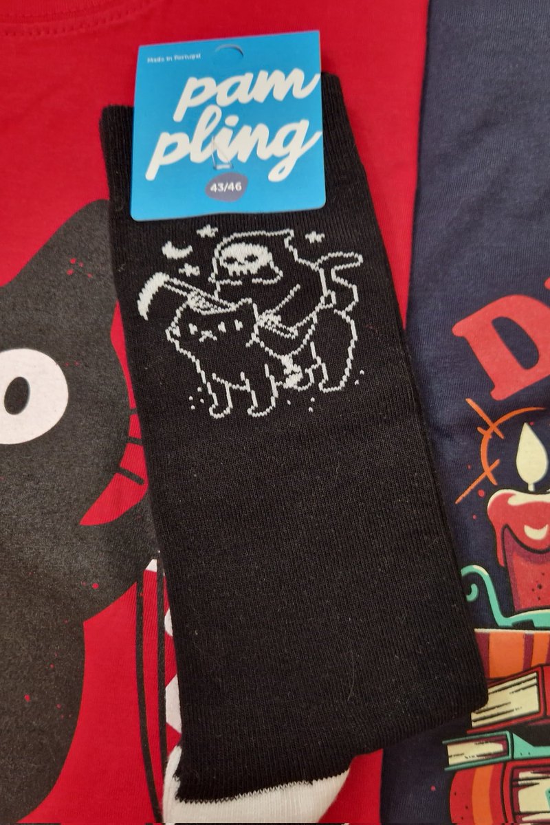 SapSignsD's tweet photo. Gracias a @SrPerroMalvado que con su codigo perrucheros he sacado estos calcetines to flama de @PamplingNews . Adivinad cuales fueron las camisetas que tocaron gratis con la promoción compra 2 y te llevas 1 sorpresa xD https://t.co/3E9cESlVaq