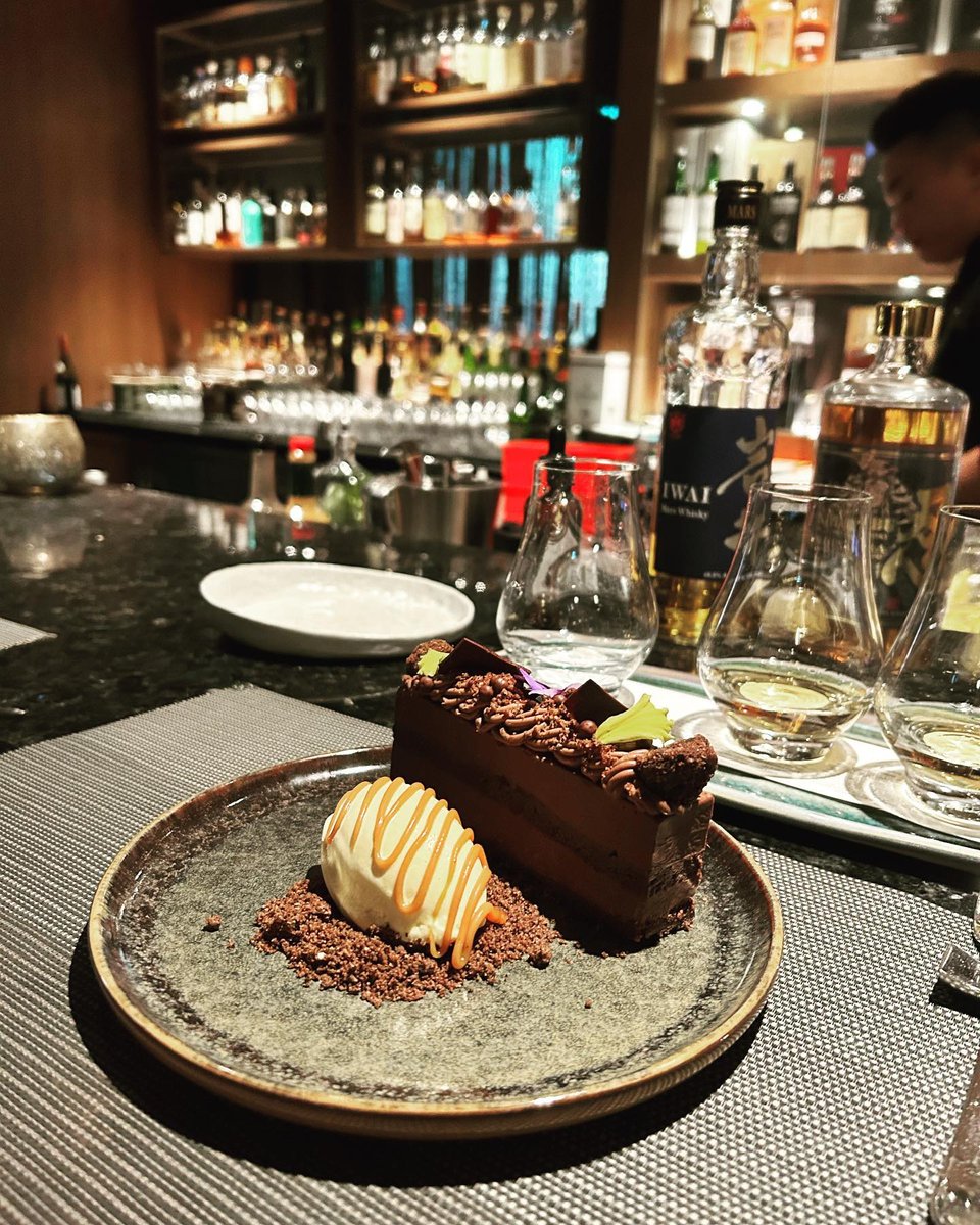 Versantehotel's tweet photo. Satisfying your cravings at Cask Whisky Vault is a piece of cake. 😉⁠
⁠
Treat yourself to a selection of exotic whiskies, international delicacies, and house-crafted desserts Wednesday through Sunday at Cask. #findyourselfhere ⁠
⁠
[📷: @jill_killeen] https://t.co/I77z182WYo