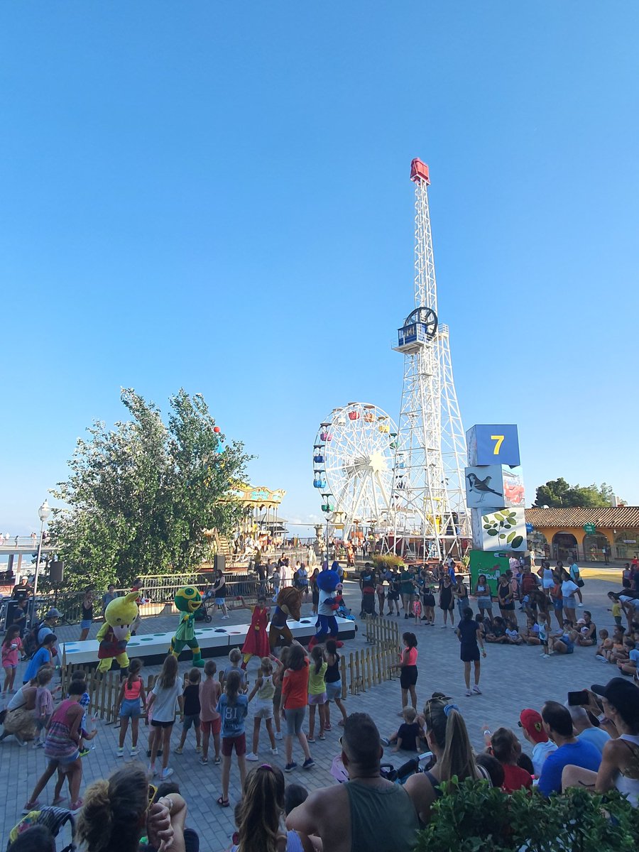 ViuelTeatre's tweet image. Avui les mascotes del @parctibidabo han estrenat nou conte "Ens agrada Barcelona!"
Tot l'agost de dimecres a diumenges a les 19 h 💜💙💚🧡
#enfamília #espectacles #bcn