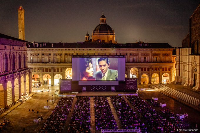 Dün gece Bologno'da Wong Kar-Wai'nin 'In the Mood For Love, Aşk Zamanı' filminin yaz gösterimi yapılmış, biz de burda olup biten bir sürü berbat şeyle kafayı yiyelim.