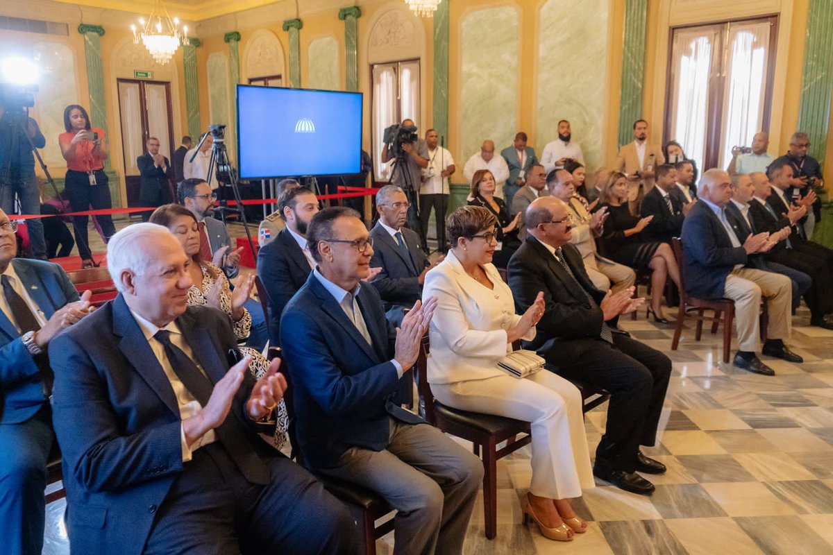 EI Pdte. @LuisAbinader juramentó hoy a los miembros de la comisión revisora de los contratos de ventas relativos a los terrenos de propiedad del Consejo Estatal del Azúcar (@CEA_RD).

Se revisarán los contratos suscritos previos a la entrada en vigencia del Decreto 268-16.