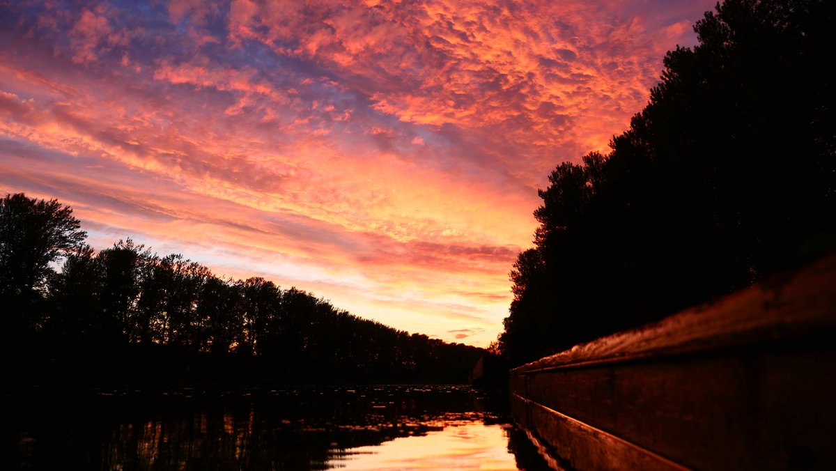 ArvoSoosalu's tweet photo. summer sunset 2023 #sunset #summer #Reflections #River #outdoors #sunset2023 #estonia https://t.co/kuc0rAogSW