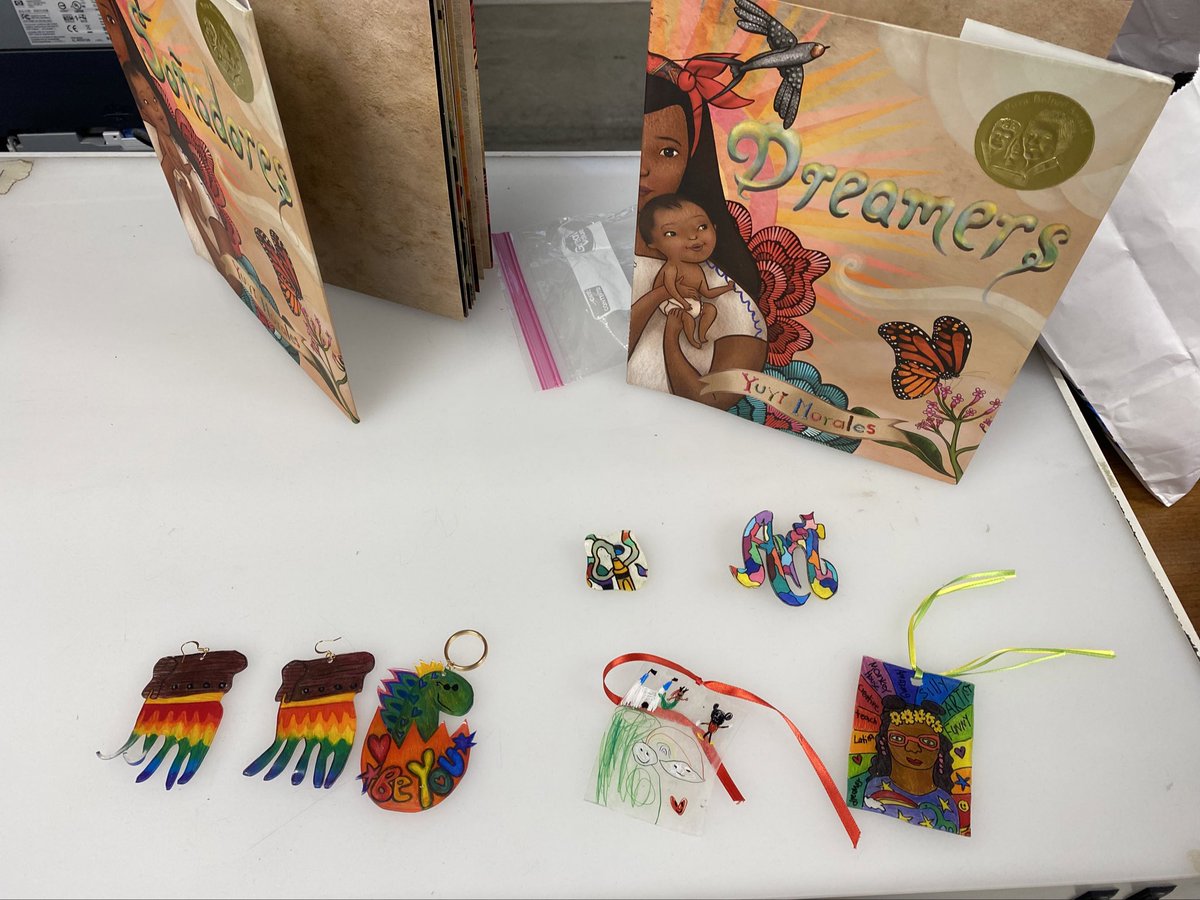 ArtwithMrsSound's tweet photo. FineArts DSD- Weaving and ShrinkyDink Art. Learning new things and my first time Co-presenting with Hamilton. @AmplifyAldineArt @ArtsHSA CarverVisualArt @NewmanKaileigh https://t.co/hUs1ABLNqx