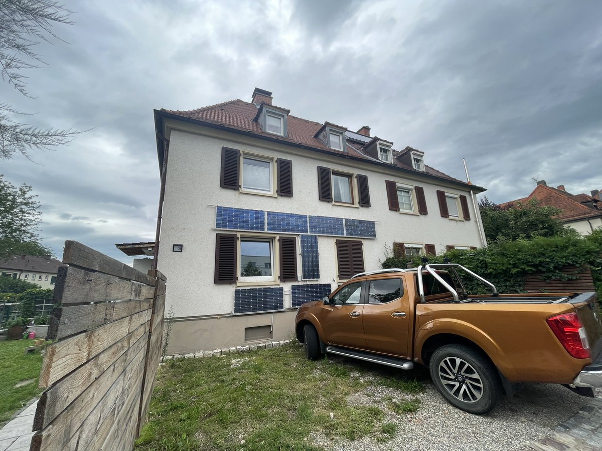 balkonsolar's tweet photo. Unser #Balkonsolar Vortrag (mit DIY Hinweisen) beim Bürgerverein #Freiburg #Mooswald scheint zu wirken:
In der Elsässer Straße hat jemand sein Haus mit Upcycling #Solarpanels eine Art Solarfassade verpasst.
#BuildingintegratedPV #greencity #pickuptruck #Solar https://t.co/fNUjjLkwKK