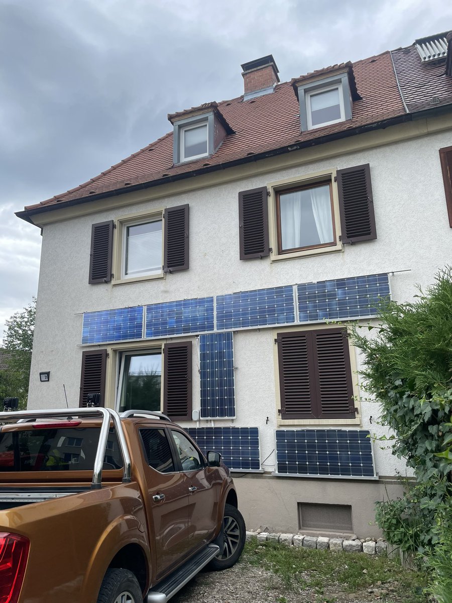 balkonsolar's tweet photo. Unser #Balkonsolar Vortrag (mit DIY Hinweisen) beim Bürgerverein #Freiburg #Mooswald scheint zu wirken:
In der Elsässer Straße hat jemand sein Haus mit Upcycling #Solarpanels eine Art Solarfassade verpasst.
#BuildingintegratedPV #greencity #pickuptruck #Solar https://t.co/fNUjjLkwKK