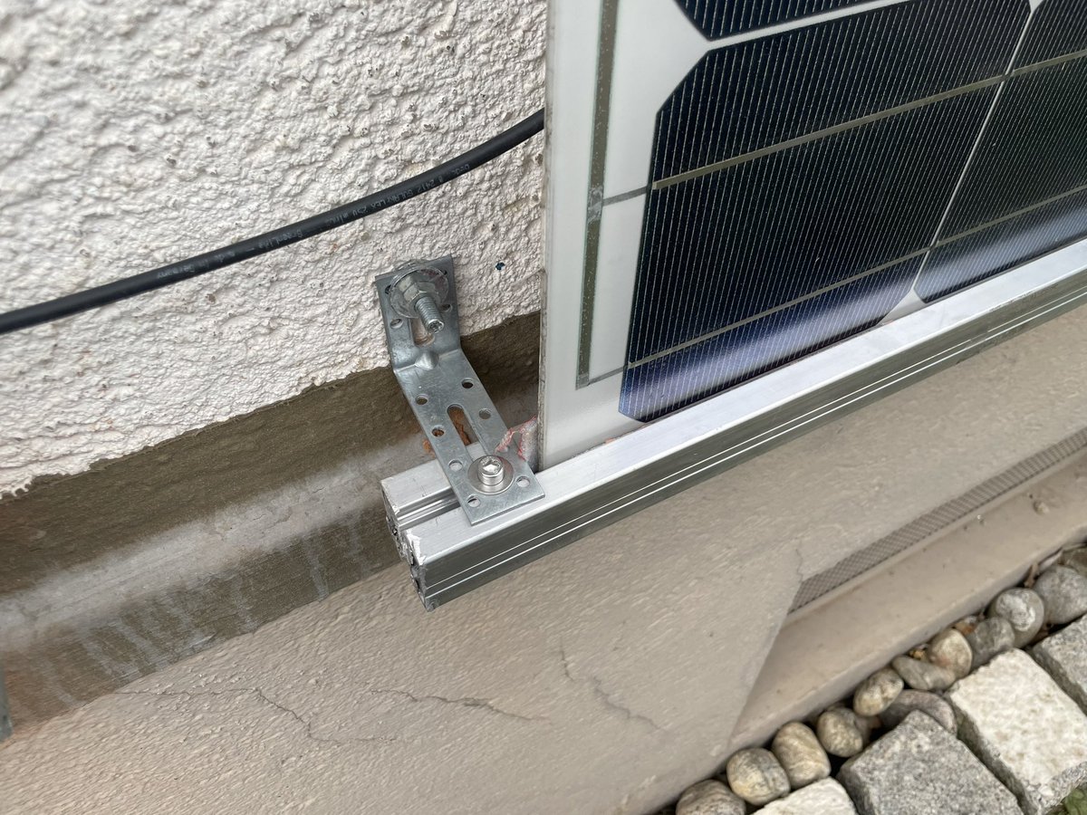 balkonsolar's tweet photo. Unser #Balkonsolar Vortrag (mit DIY Hinweisen) beim Bürgerverein #Freiburg #Mooswald scheint zu wirken:
In der Elsässer Straße hat jemand sein Haus mit Upcycling #Solarpanels eine Art Solarfassade verpasst.
#BuildingintegratedPV #greencity #pickuptruck #Solar https://t.co/fNUjjLkwKK