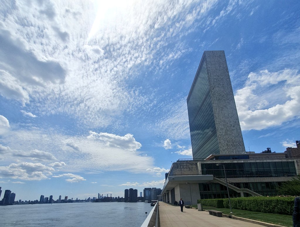 olivepowell's tweet photo. View of the @UN building from the garden, whilst on a lunch time stroll. ☀️ #UNGGIM13 @UNGGIM https://t.co/lFENsSRaCZ