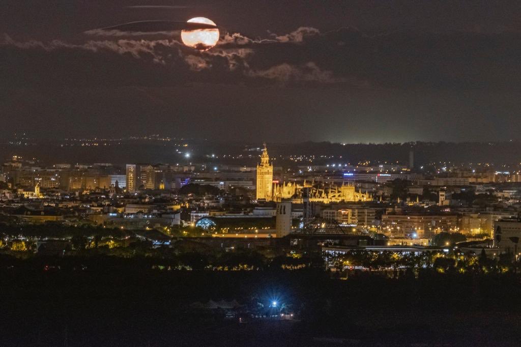 La luna te envidia, Sevilla… 📷Desconozco