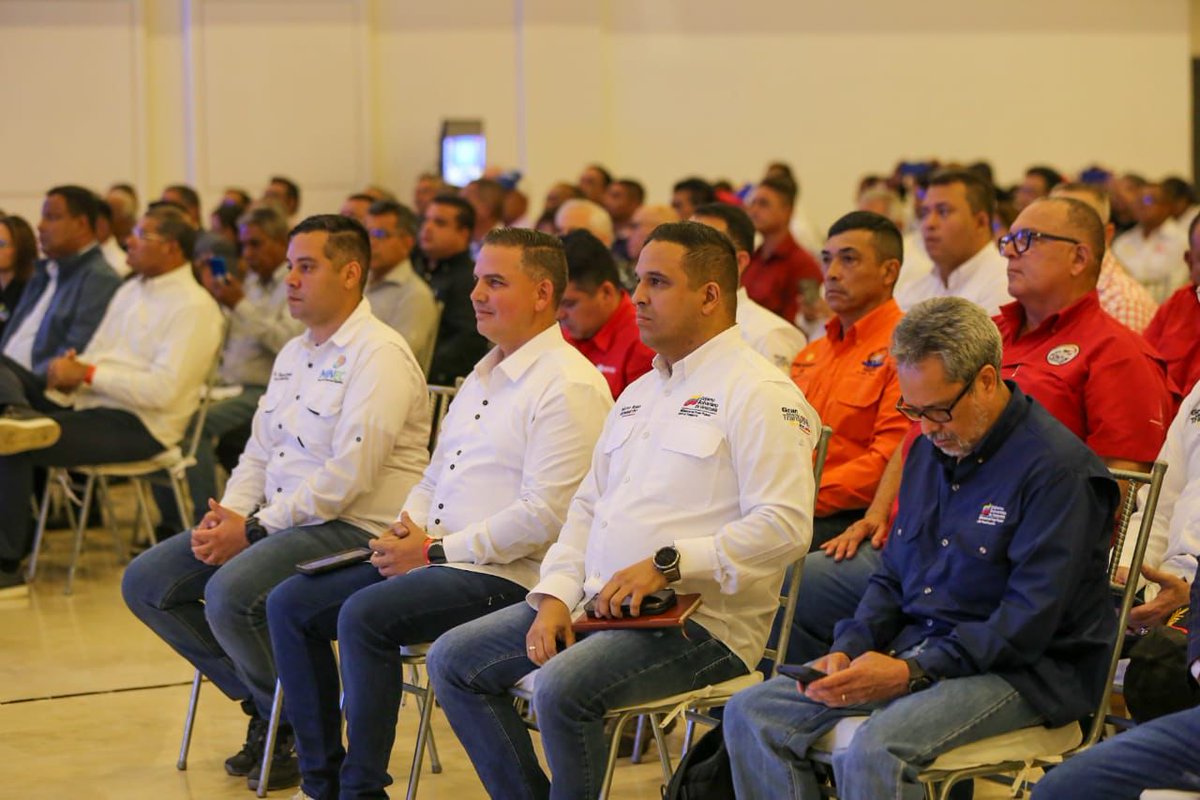 NicolasMaduro's tweet photo. Saludo la instalación del I Encuentro Técnico Científico Popular para el rescate, conservación y desarrollo sostenible del Lago de Maracaibo. Confío en el compromiso que han asumido las autoridades competentes, la comunidad científica y el Poder Popular, con el propósito de atender esta tarea. ¡El pueblo del Zulia espera resultados concretos!