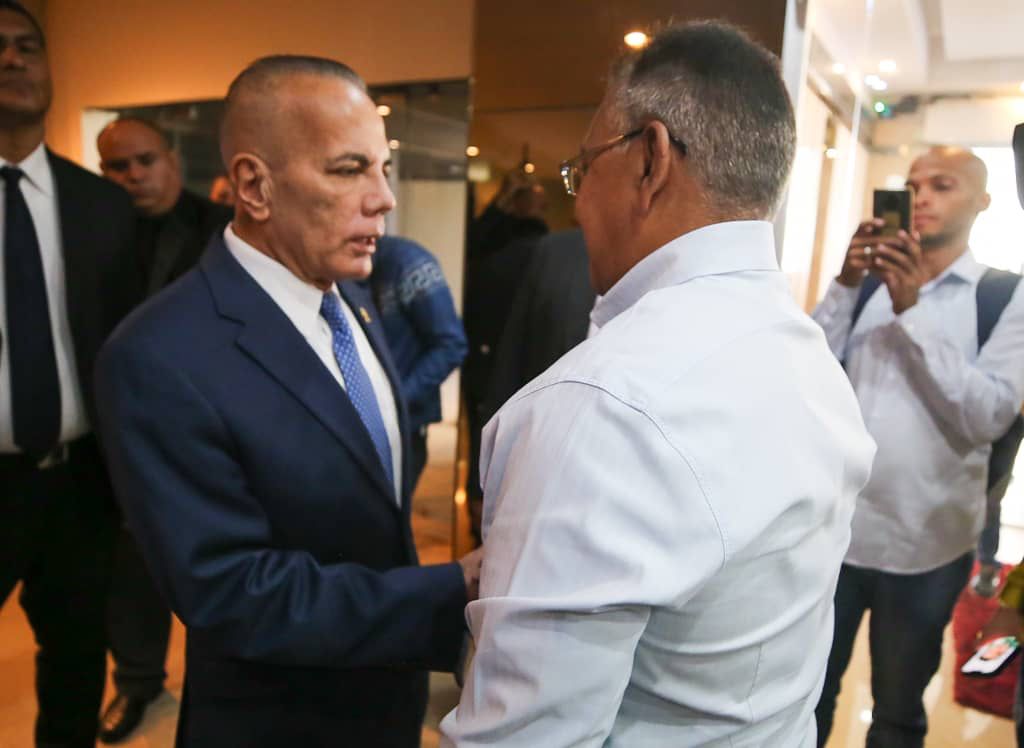 Saludo la instalación del I Encuentro Técnico Científico Popular para el rescate, conservación y desarrollo sostenible del Lago de Maracaibo. Confío en el compromiso que han asumido las autoridades competentes, la comunidad científica y el Poder Popular, con el propósito de