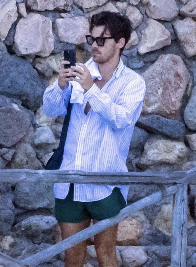 HLNewsBr's tweet photo. 📸| Eita como tá fotógrafo! Harry tirando foto recentemente na Itália! 

via owner https://t.co/FTsnYjRcpw