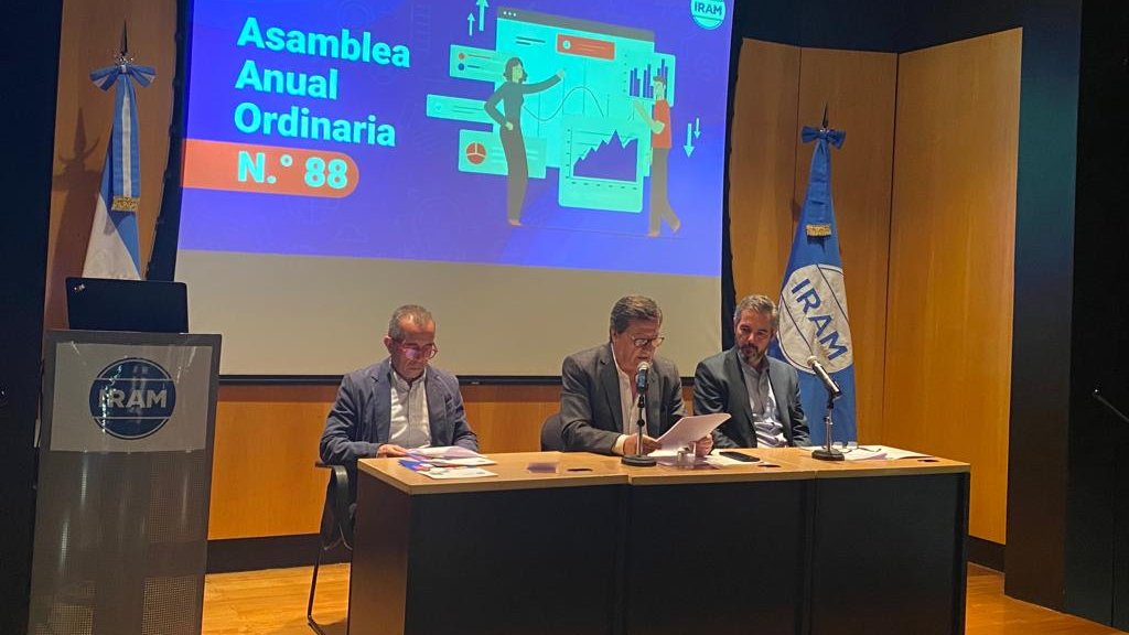 Estamos celebrando la Asamblea Anual Ordinaria N.º 88, un espacio de encuentro con nuestros socios donde eligen a los nuevos consejeros. En este marco, <a href="/cgterres/">Claudio Terrés</a>, presidente de IRAM, destacó (+) 🧵 👇🏻