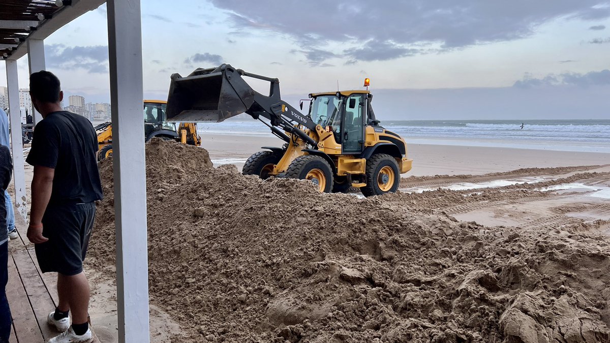 YannickMOREAU's tweet photo. Cet après-midi l'océan n'a pas épargné les bars et restaurants de la Grande Plage.
Les agents de la Ville sont mobilisés pour prêter main-forte aux restaurateurs touchés, et les aider à se protéger avant la prochaine marée haute. Leurs établissements font partie de l'Art de vivre à la sablaise.
Une pensée particulière pour toute l’équipe de La Voile Blanche dont l’outil de travail est très endommagé.
Nous sommes de tout cœur avec eux.
