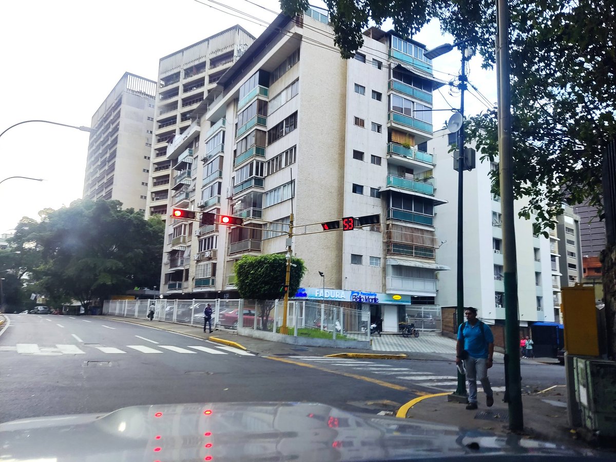 jbzaffati's tweet photo. @movilidadchacao 1era avenida con 1era transversal de los Palos Grandes semáforo averiado favor revisar saludos https://t.co/idqb7bmlXb