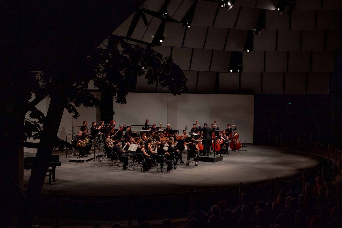 SOUVENIRS #4 | Le dernier concert de la saison a eu lieu dans le cadre sublime du Festival <a href="/PianoLaRoque/">Festival Piano</a> ! 

Retour photographique sur cette belle soirée d'été, avec Lionel Bringuier (direction) et Bertrand Chamayou (piano). 

— 
📸  © Pierre Morales