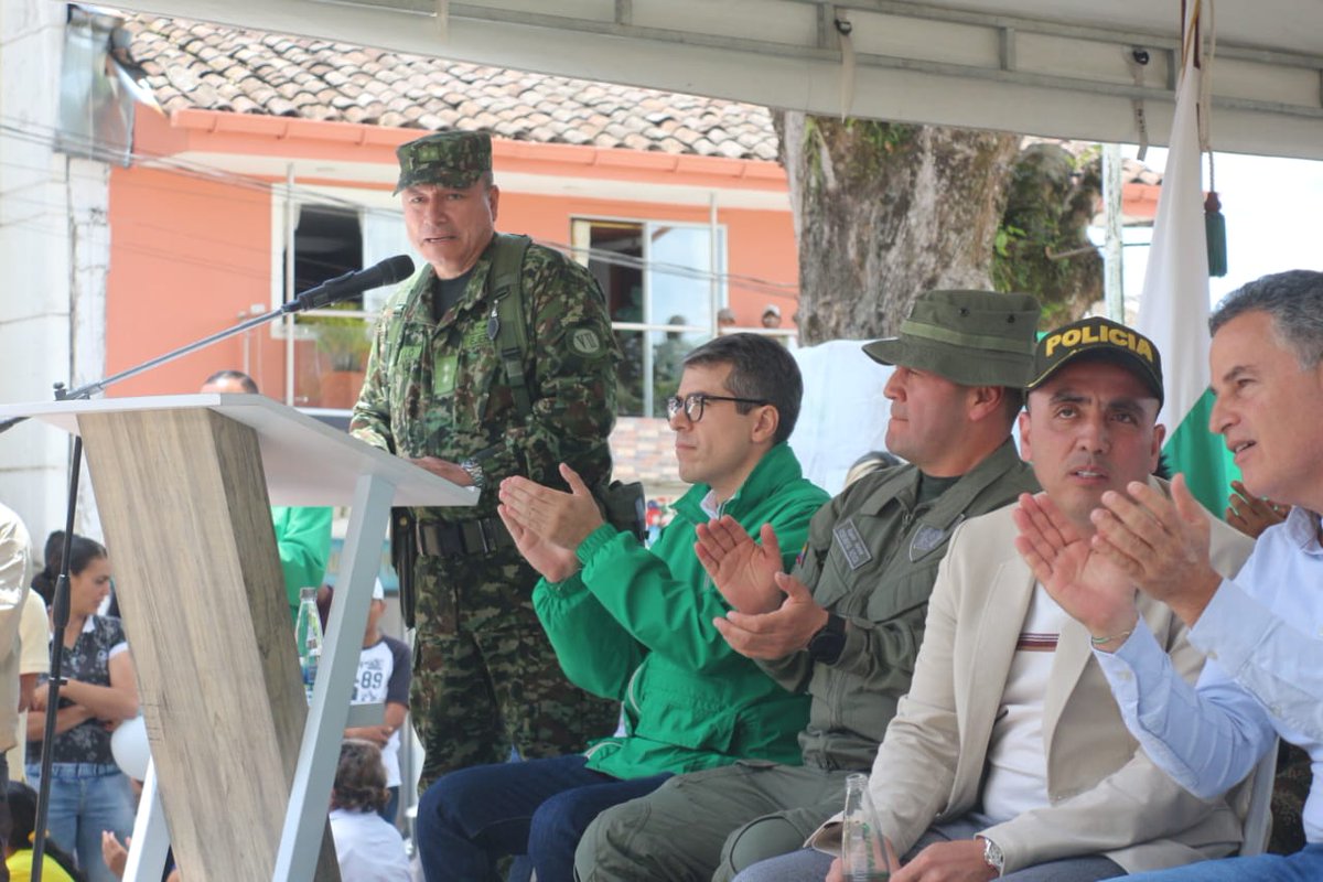 Ejercito_Div7's tweet photo. Argelia, Ant | Como cdte de la Séptima División del @COL_EJERCITO, me complace acompañar a un grupo de soldados de la #CuartaBrigada, a recibir un reconocimiento a las operaciones militares que permitieron la desarticulación del Clan del Oriente. #GeneralMurillo
#PlanAyacucho https://t.co/FEYd9S2OAW
