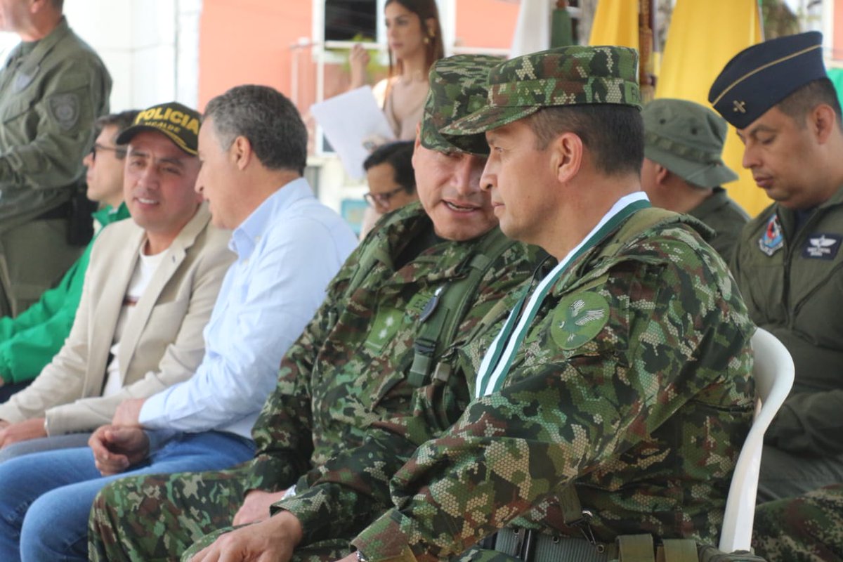 Ejercito_Div7's tweet photo. Argelia, Ant | Como cdte de la Séptima División del @COL_EJERCITO, me complace acompañar a un grupo de soldados de la #CuartaBrigada, a recibir un reconocimiento a las operaciones militares que permitieron la desarticulación del Clan del Oriente. #GeneralMurillo
#PlanAyacucho https://t.co/FEYd9S2OAW