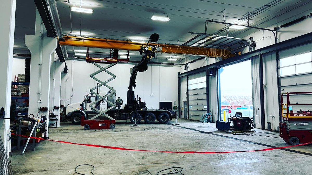 MascoCrane's tweet photo. Masco’s team recently designed, manufactured and installed a new 10 Ton Crane System in Clairmont,AB. This is a 46’ Span 10 Ton TRSG Crane with 100’ of Runway System. This is another Masco Crane complete with a @StreetCrane ZX Wire Rope Hoist. https://t.co/vsgdoMnq0f