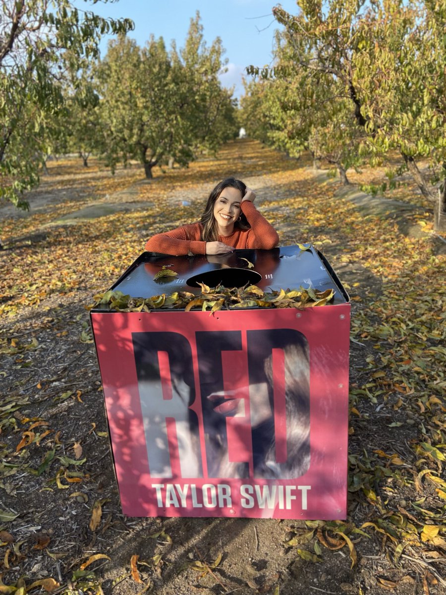 analiSWIFT's tweet photo. @ErasTourResell OMG PLEASE PLEASE!!!!!!! Choose me!!!! https://t.co/BYlk0vVXK4