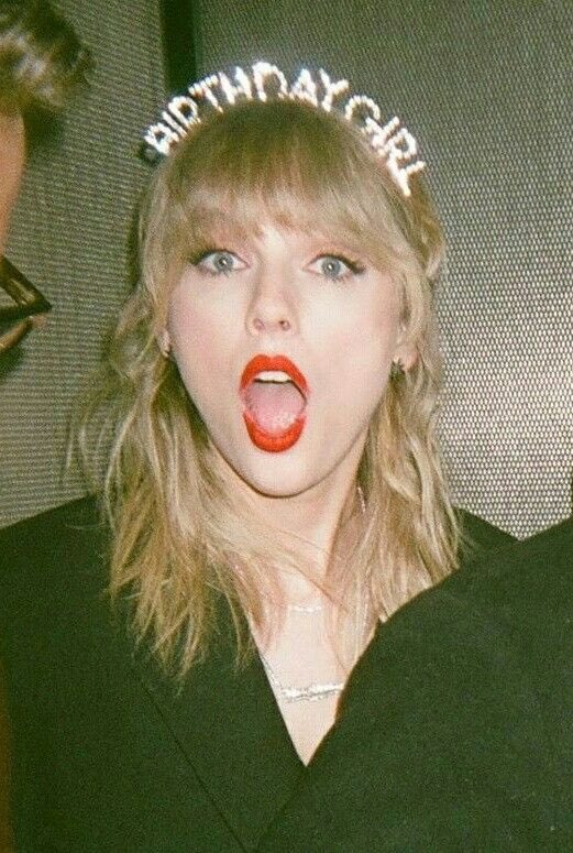 danikafoxx's tweet photo. @ErasTourResell it’s my bday week and i’m desperate to celebrate it with taylor 😭😭😭 https://t.co/KjolLrhIQJ