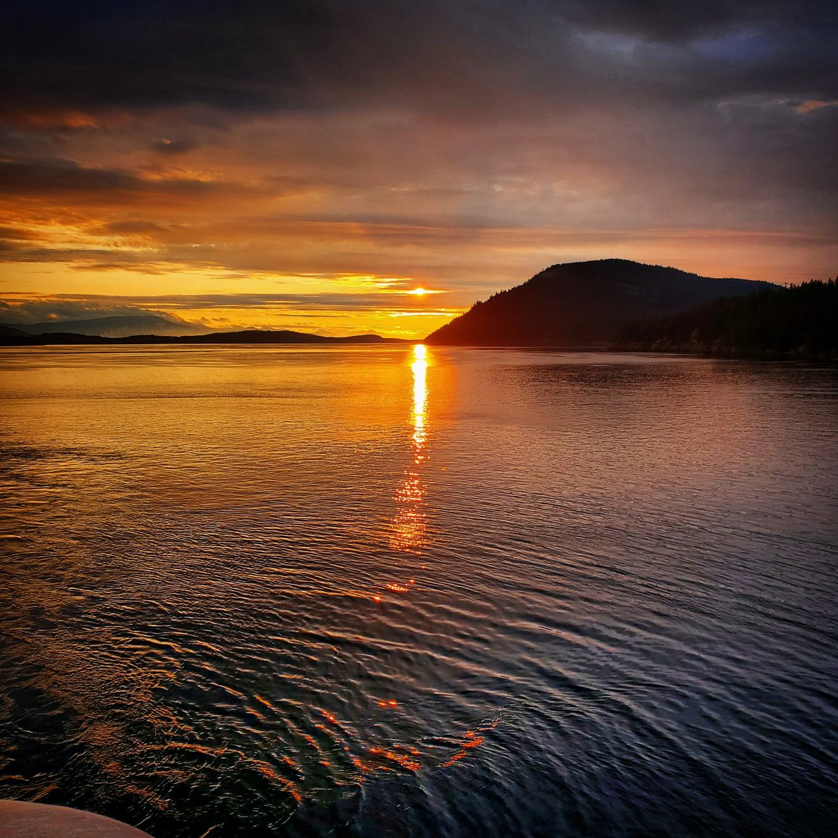 Sunset leaving Mayne Island last July.
🌞
#MayneIsland
#GulfIslands
#britishcolumbia 
#BCFerries 
#sunset