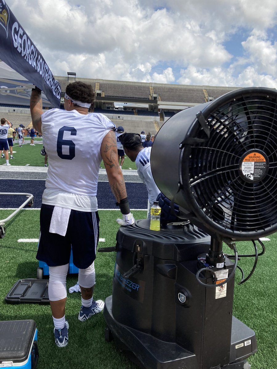 Passes the eye test. <a href="/GSAthletics_FB/">Georgia Southern Football</a> TE <a href="/UpshawKeaton/">KEATON UPSHAW 🎲</a> meets a fan during practice today. The  <a href="/UKFootball/">Kentucky Football</a> transfer stands 6’7”.