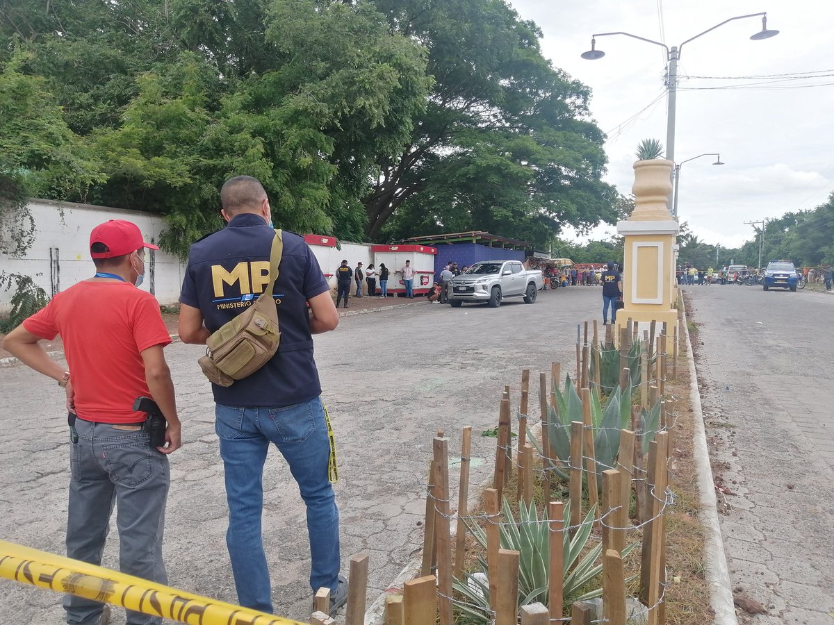 JLSonora927's tweet photo. Urgente*
*ATAQUE ARMADO CERCA DEL HOSPITAL DE CHIQUIMULA DEJA DOS FALLECIDOS* https://t.co/FvWKYuehA7