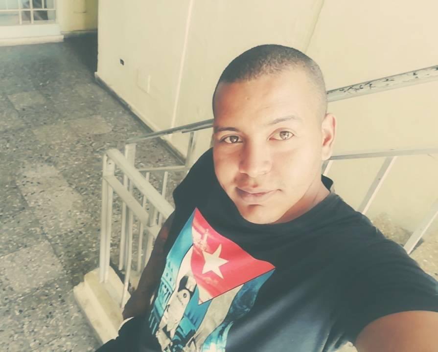 CubalexDDHH's tweet photo. Han pasado cinco meses desde Alejandro Garlobo fuese detenido por su  disentir con la dictadura cubana.
No dejemos que los presos políticos se conviertan en cifras y se pierdan en listados. No olvidemos sus rostros y nombres. https://t.co/vMmux2zgpx